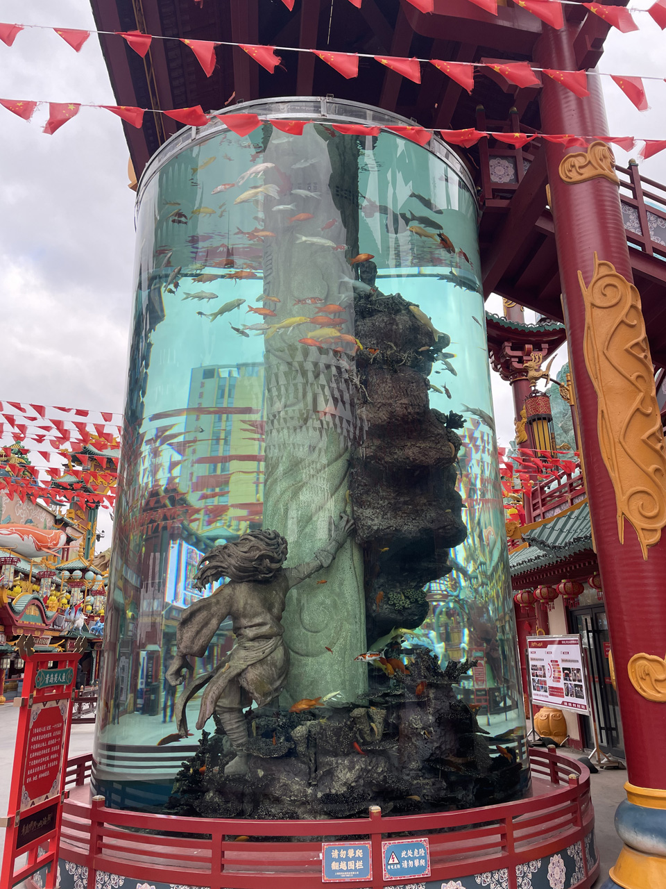 圓柱型亞克力魚缸生成廠家